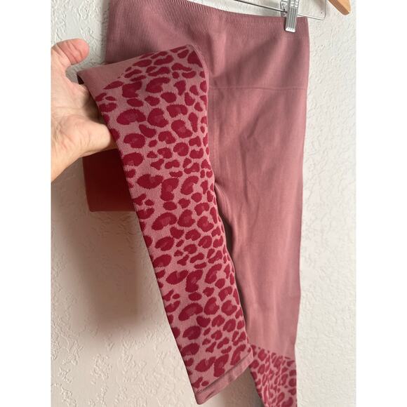 NEW Fabletics High Waisted Seamless Leopard Leggings Animal Print Pink Mauve - Picture 2 of 4